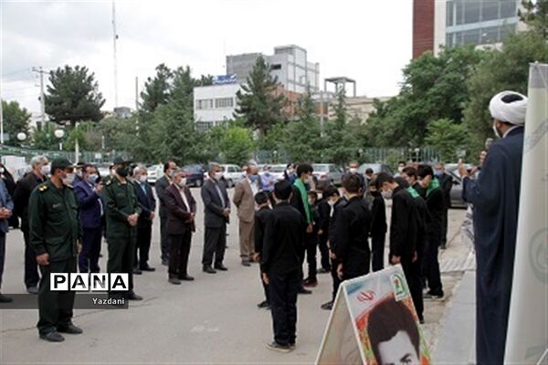 ادای احترام همکاران اداره‌کل آموزش و پرورش خراسان شمالی به مقام شامخ شهدا