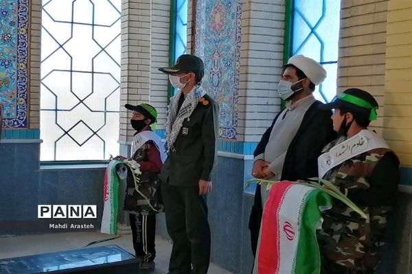 غبارروبی و عطر افشانی  گلزار مطهر شهدا درشهرستان خوسف استان خراسان جنوبی