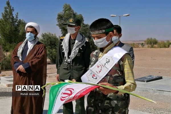 غبارروبی و عطر افشانی  گلزار مطهر شهدا درشهرستان خوسف استان خراسان جنوبی