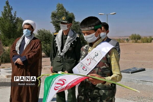 غبارروبی و عطر افشانی  گلزار مطهر شهدا درشهرستان خوسف استان خراسان جنوبی
