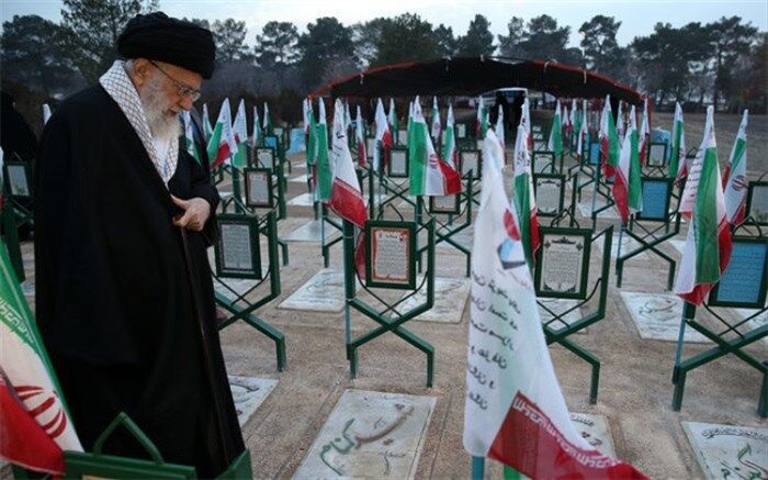 گذشت زمان نمی‌تواند یاد شهیدان را از خاطر ملت ایران بزداید