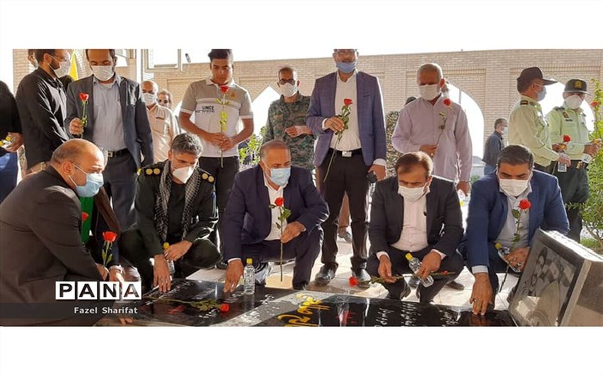 غبارروبی و عطر افشانی مزار شهدا در رامشیر