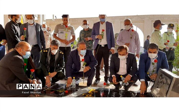 غبارروبی و عطر افشانی مزار شهدا در رامشیر