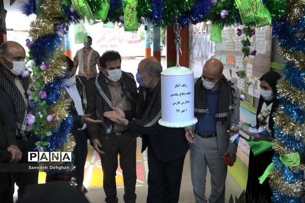 نواختن زنگ دفاع مقدس در مدارس شیراز