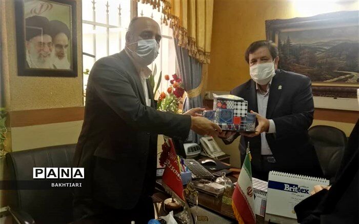 تجلیل گلشن از مدیر دبیرستان پیشتازان کامپیوتر ایران منطقه چهار