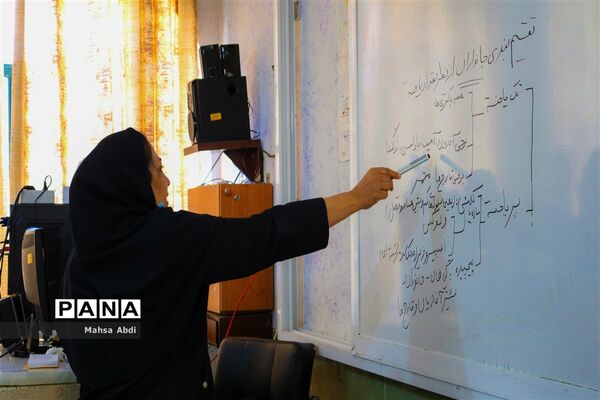 تلاش معلمان شیراز در آموزش مجازی به دانش‌آموزان