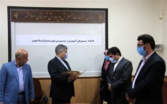 تجلیل از برگزیدگان مسابقات قرآن،عترت و نمازدانش‌آموزی شهرستان اسلامشهر