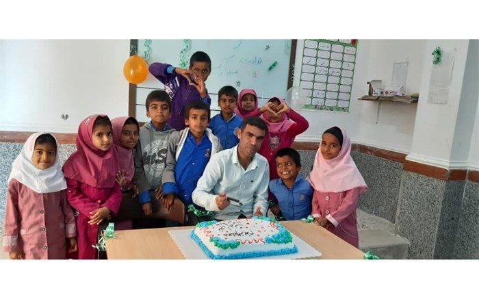 معلمی که کتاب می‌نویسد و به دانش‌‌آموزانش نیز نویسندگی یاد می‌دهد