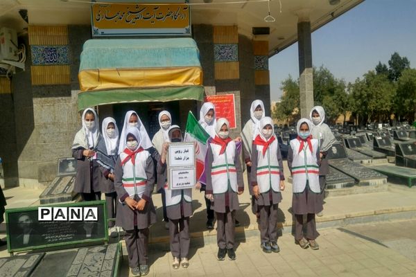 حضور دانش‌آموزان پیشتاز شهرستان بهار در مراسم گرامیداشت هفته دفاع مقدس