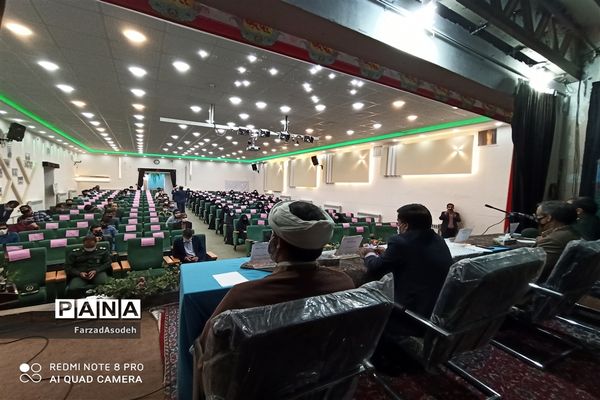 نشست صمیمی دانش‌آموزان بسیجی با  مسئولان شهرستان کاشمر در سالن شهید شهابیان کانون لقمان