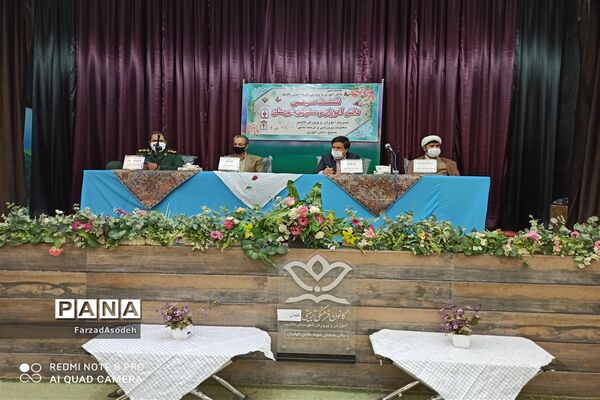 نشست صمیمی دانش‌آموزان بسیجی با  مسئولان شهرستان کاشمر در سالن شهید شهابیان کانون لقمان