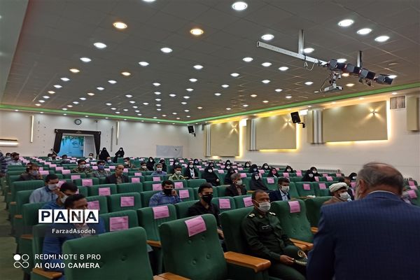 نشست صمیمی دانش‌آموزان بسیجی با  مسئولان شهرستان کاشمر در سالن شهید شهابیان کانون لقمان