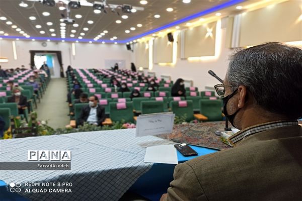 نشست صمیمی دانش‌آموزان بسیجی با  مسئولان شهرستان کاشمر در سالن شهید شهابیان کانون لقمان