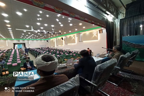 نشست صمیمی دانش‌آموزان بسیجی با  مسئولان شهرستان کاشمر در سالن شهید شهابیان کانون لقمان