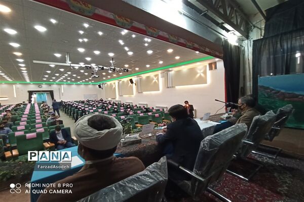نشست صمیمی دانش‌آموزان بسیجی با  مسئولان شهرستان کاشمر در سالن شهید شهابیان کانون لقمان