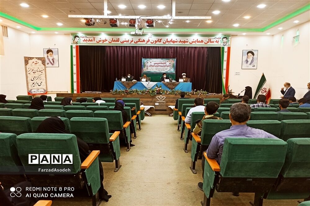 نشست صمیمی دانش‌آموزان بسیجی با  مسئولان شهرستان کاشمر در سالن شهید شهابیان کانون لقمان