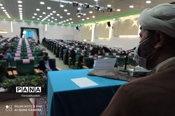 نشست صمیمی دانش‌آموزان بسیجی با  مسئولان شهرستان کاشمر در سالن شهید شهابیان کانون لقمان