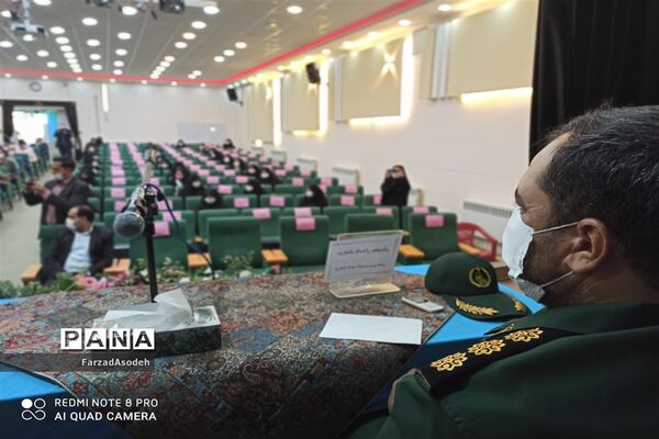 نشست صمیمی دانش‌آموزان بسیجی با  مسئولان شهرستان کاشمر در سالن شهید شهابیان کانون لقمان