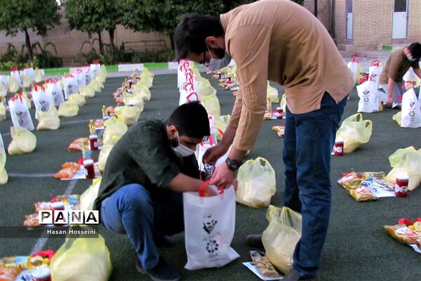 توزیع کمک‌های مومنانه بین نیازمندان توسط دانش‌آموزان شیرازی
