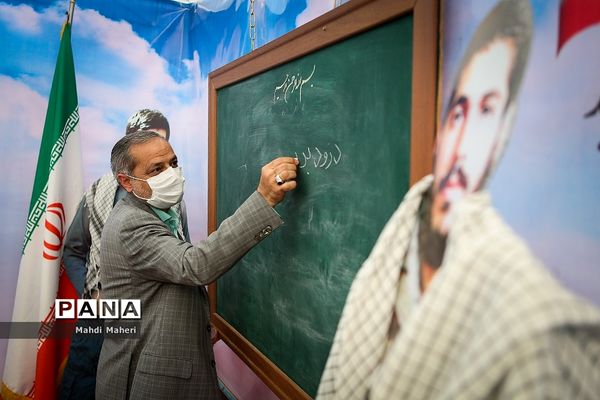 بازدید معاون پرورشی و فرهنگی وزارت آموزش و پرورش از نمایشگاه دفاع مقدس