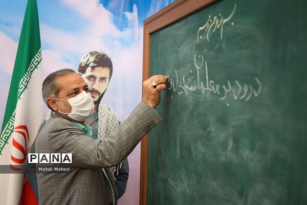 بازدید معاون پرورشی و فرهنگی وزارت آموزش و پرورش از نمایشگاه دفاع مقدس