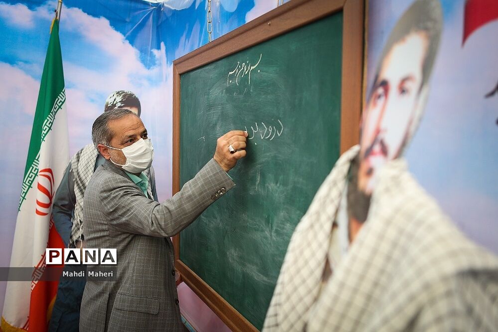 بازدید معاون پرورشی و فرهنگی وزارت آموزش و پرورش از نمایشگاه دفاع مقدس