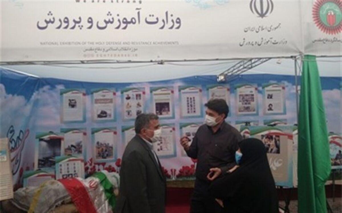 بازدید مدیرکل امور شاهد و ایثارگران از نمایشگاه هشت سال دفاع مقدس