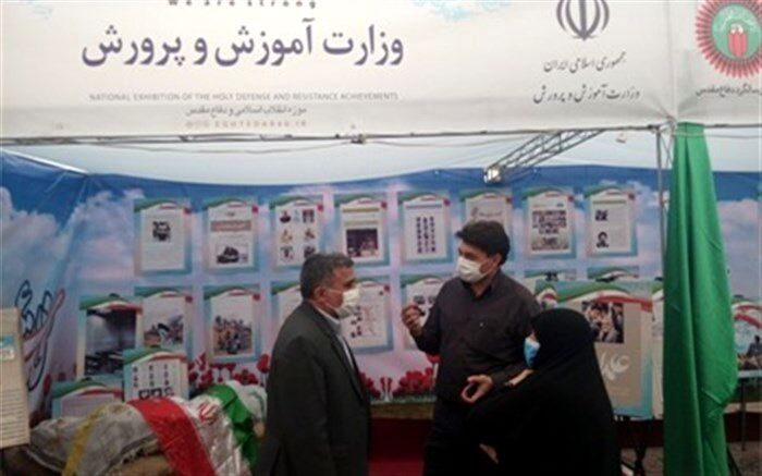بازدید مدیرکل امور شاهد و ایثارگران از نمایشگاه هشت سال دفاع مقدس