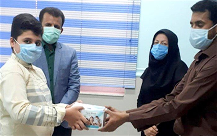 دانش‌آموز خورموجی پس‌انداز قلک خود را به مدافعان سلامت اهدا کرد