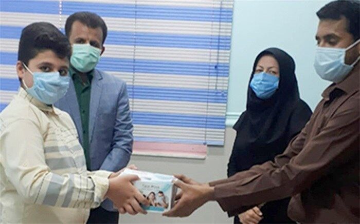دانش‌آموز خورموجی پس‌انداز قلک خود را به مدافعان سلامت اهدا کرد