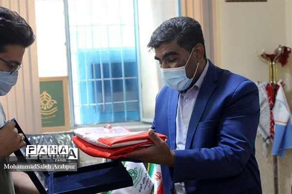 ادای احترام به پرچم  گنبد امام حسین(ع)