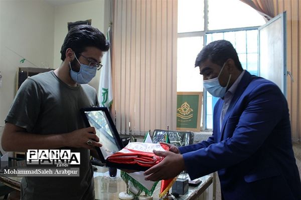 ادای احترام به پرچم  گنبد امام حسین(ع)