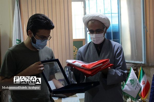 ادای احترام به پرچم  گنبد امام حسین(ع)