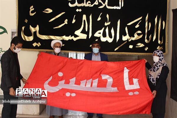 ادای احترام به پرچم  گنبد امام حسین(ع)