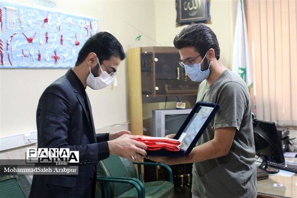 ادای احترام به پرچم  گنبد امام حسین(ع)