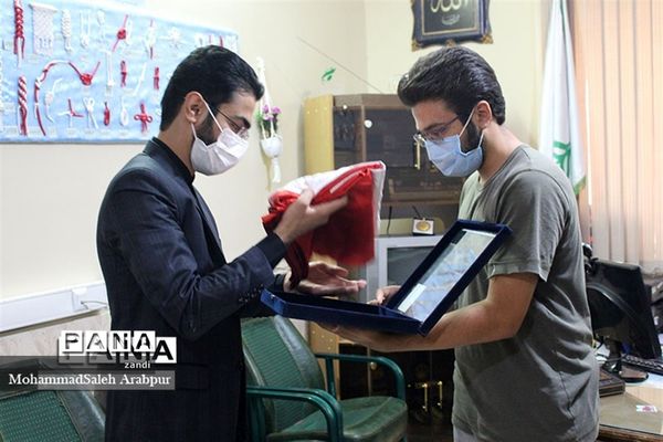 ادای احترام به پرچم  گنبد امام حسین(ع)