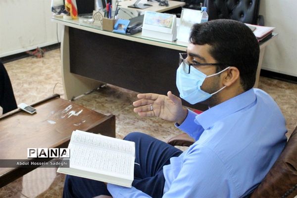 جلسه قرآن و تفسیر بین کارکنان اداره  حراست و اداره قرآن ، نماز و عترت آموزش و پرورش استان بوشهر