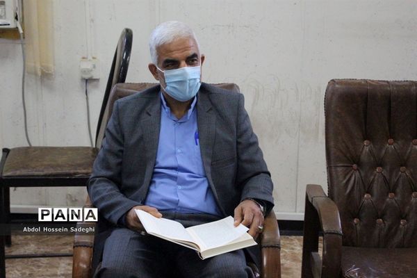 جلسه قرآن و تفسیر بین کارکنان اداره  حراست و اداره قرآن ، نماز و عترت آموزش و پرورش استان بوشهر