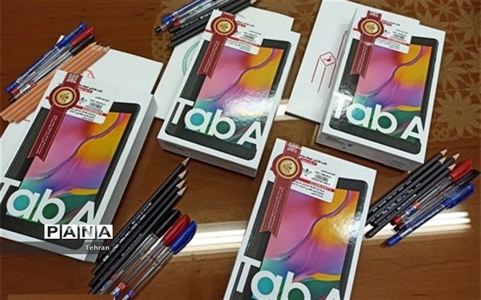 اهدای تبلت و گوشی هوشمند به دانش آموزان بی بضاعت منطقه 11