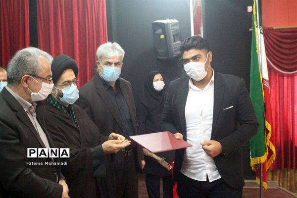 تجلیل از رتبه‌های برتر کنکور سراسری شهرستان محمودآباد