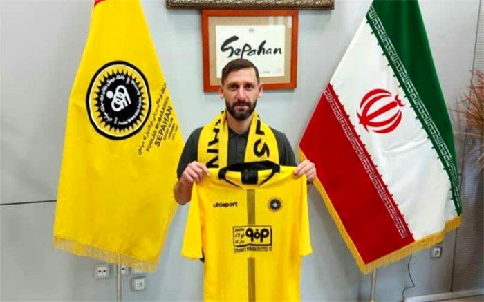 خرید عجیب نویدکیا برای سپاهان؛ مهاجم 37 ساله طلایی‌پوش شد