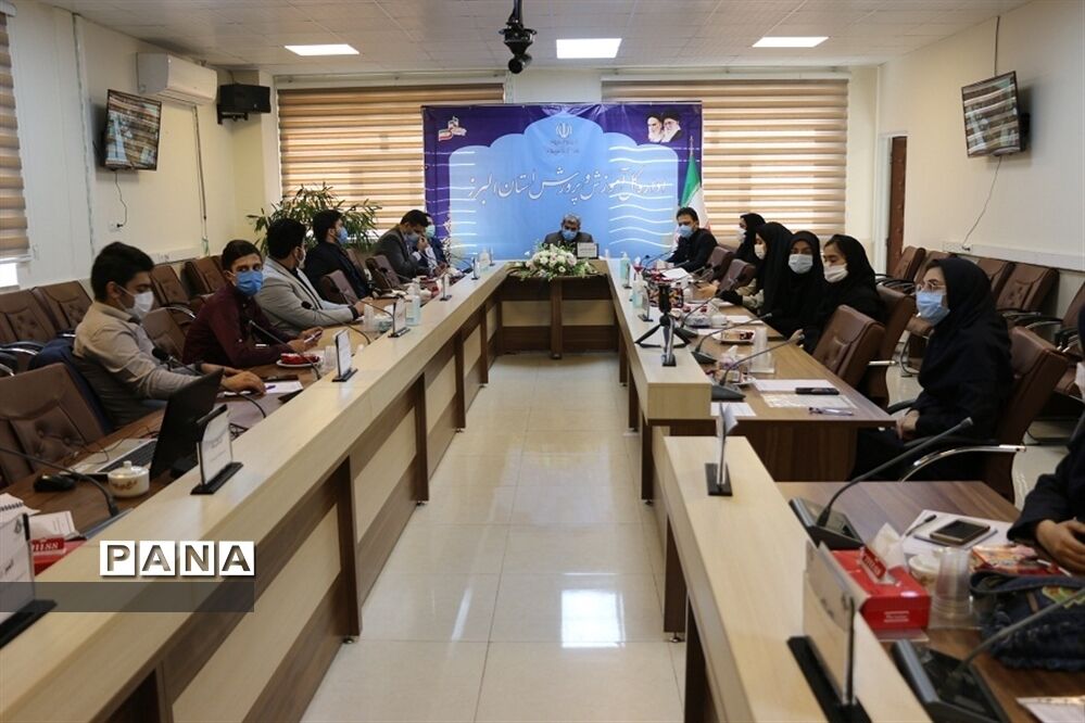 دیدار نمایندگان مجلس دانش‌آموزی و اعضای هیات رئیسه شورای دانش‌آموزی با مدیرکل آموزش و پرورش  البرز