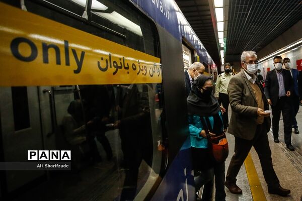بازدید سخنگوی دولت از طرح استفاده اجباری ماسک در مترو