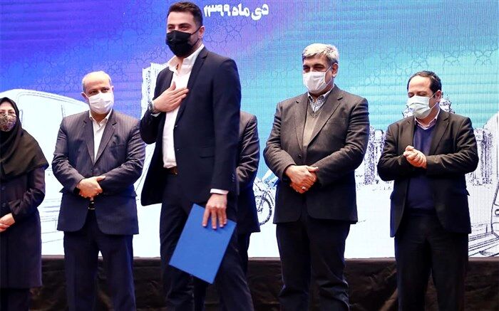 تقدیر شهردار از علی ضیا به عنوان هنرمند حامی توسعه دوچرخه سواری