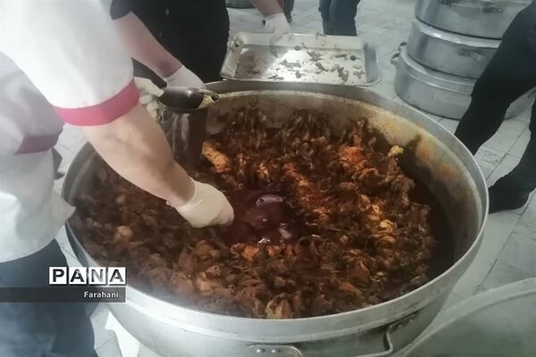 توزیع بیش از 700 پرس غذا بین مددجویان بهزیستی ورامین