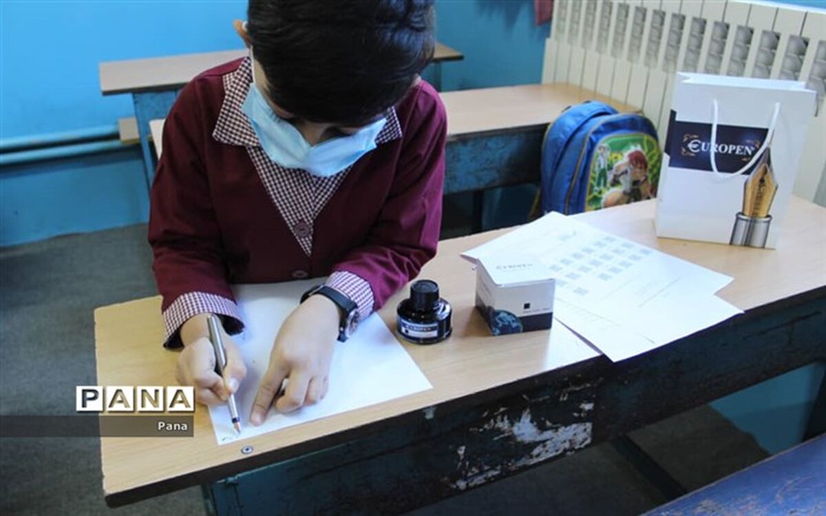 دانش‌آموزان ابتدایی محمودآباد نوشتن با خودنویس را آغاز کردند