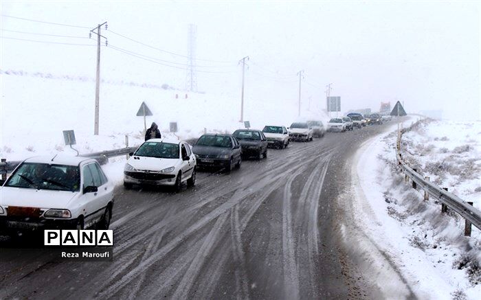 جاده‌های ۲۶ استان برفی و بارانی است