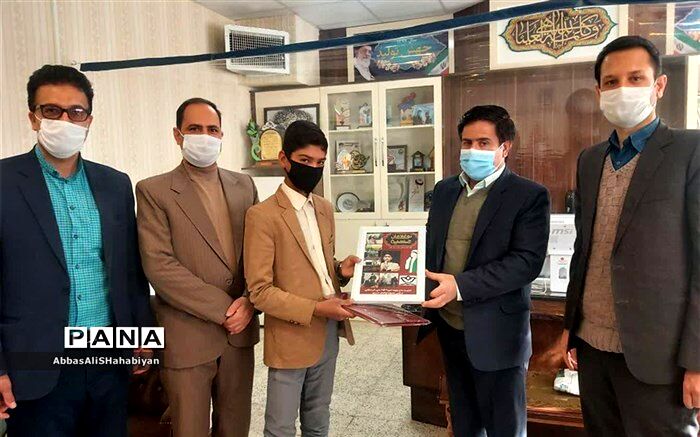 تقدیر مدیر آموزش وپرورش کاشمراز مداح برگزیده کشوری