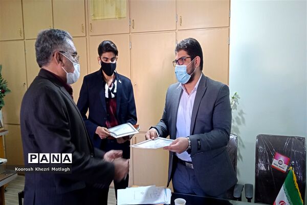 نشست توجیهی و آشنایی اعضای هیات رئیسه مجلس دانش‌آموزی با مدیر آموزش و پرورش کازرون