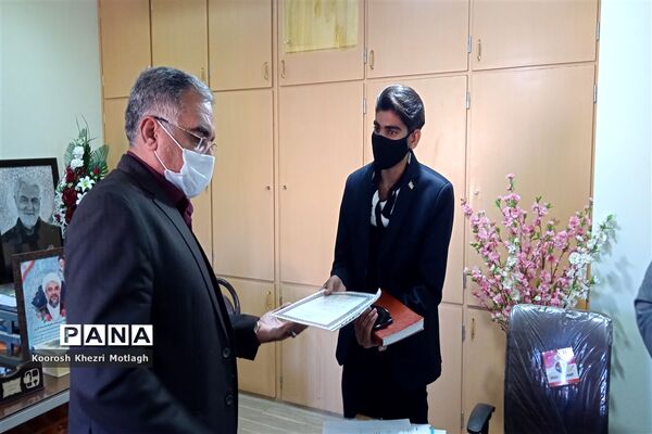 نشست توجیهی و آشنایی اعضای هیات رئیسه مجلس دانش‌آموزی با مدیر آموزش و پرورش کازرون